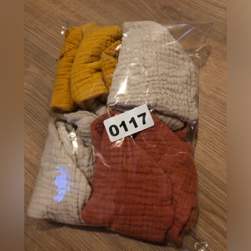 🪻 8 Bibs - Picture 3 of 3